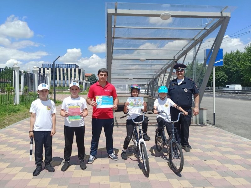 В период летних школьных каникул юные инспекторы движения Кабардино-Балкарии патрулируют улицы родного города