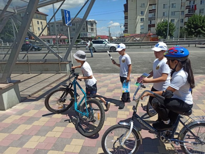 В период летних школьных каникул юные инспекторы движения Кабардино-Балкарии патрулируют улицы родного города